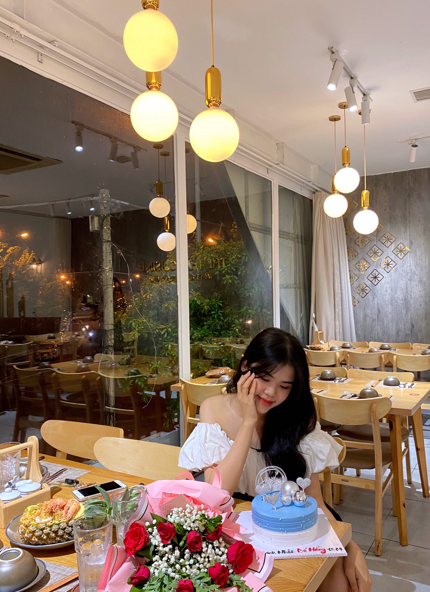 Thu Hằng hy vọng mọi người sẽ luôn vui vẻ, hạnh phúc bên những người thân yêu. Thu Hằng hy vọng mọi người sẽ luôn vui vẻ, hạnh phúc bên những người thân yêu.