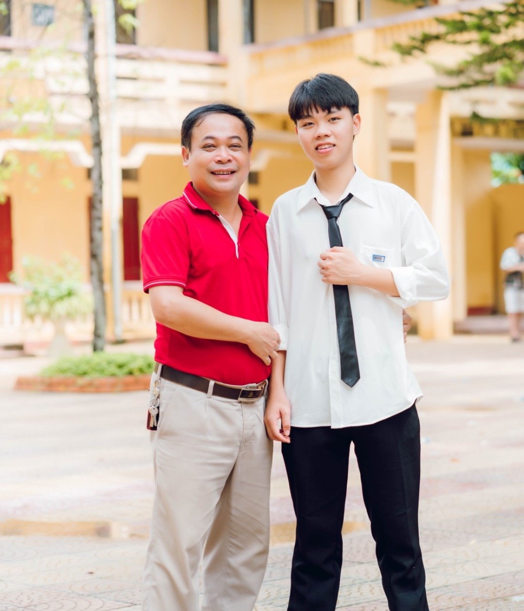 Ngọc Trí và thầy chủ nhiệm lớp 12. Ngọc Trí và thầy chủ nhiệm lớp 12.