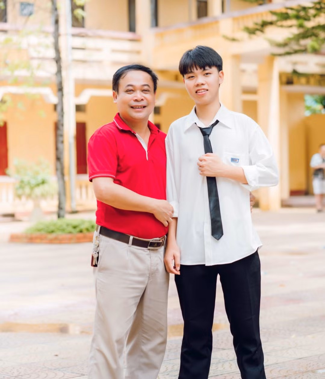 Ngọc Trí và thầy chủ nhiệm lớp 12.