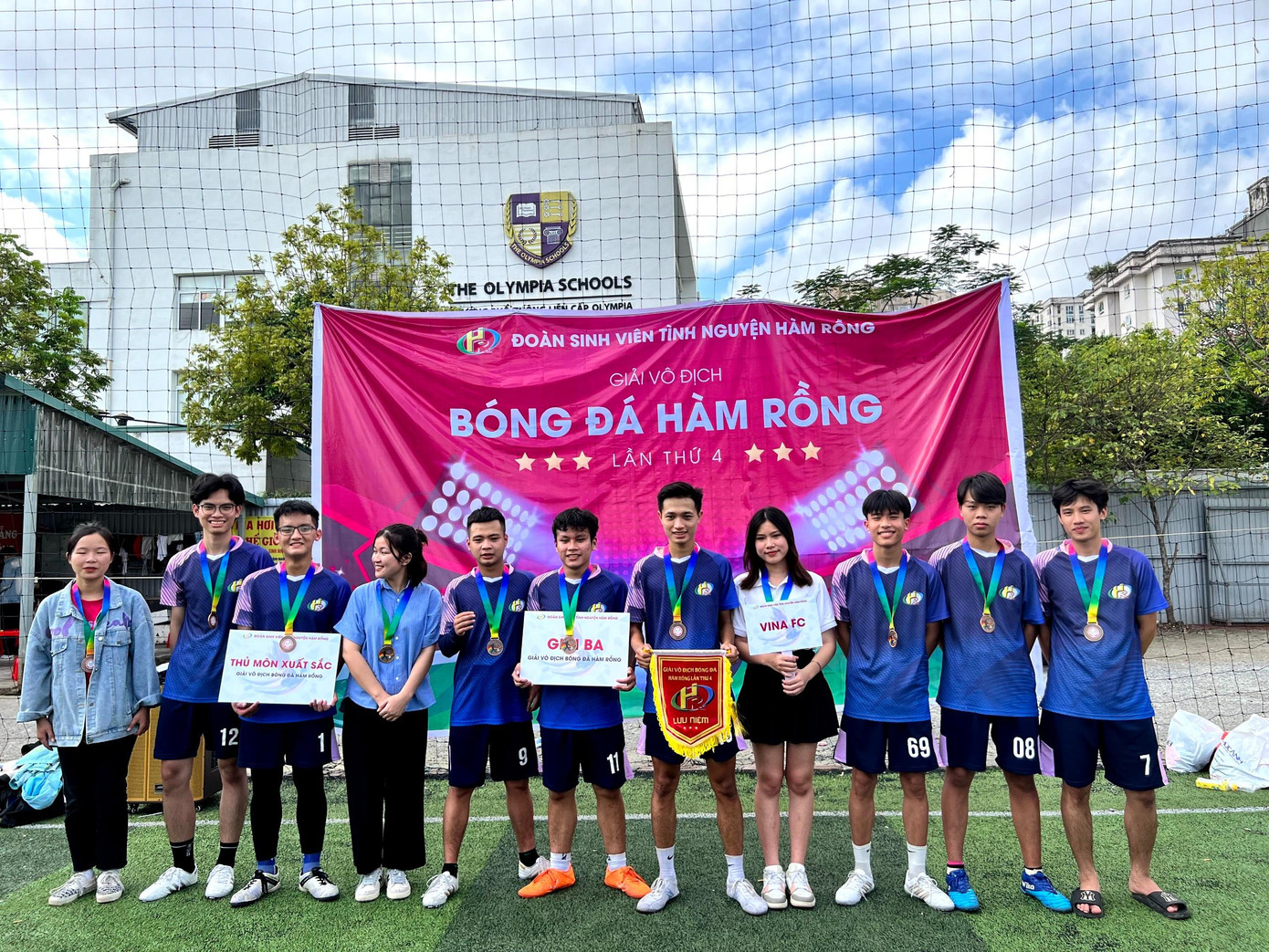 Ngọc Trí tham gia giải Bóng đá lần thứ 4 của Đoàn Sinh viên tình nguyện Hàm Rồng. Ngọc Trí tham gia giải Bóng đá lần thứ 4 của Đoàn Sinh viên tình nguyện Hàm Rồng.