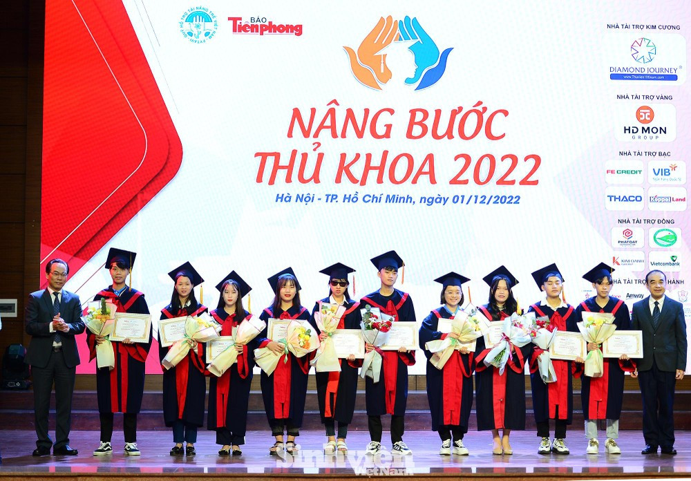 Ngọc Trí nhận Học bổng Nâng bước thủ khoa năm 2022. Ngọc Trí nhận Học bổng Nâng bước thủ khoa năm 2022.