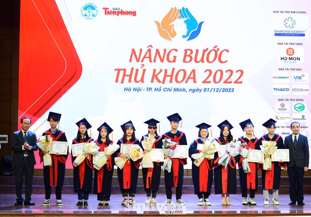 Ngọc Trí nhận Học bổng Nâng bước thủ khoa năm 2022.