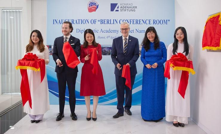 Các đại biểu cắt băng khánh thành phòng Berlin. Ảnh: Hữu Sơn Các đại biểu cắt băng khánh thành phòng Berlin. Ảnh: Hữu Sơn