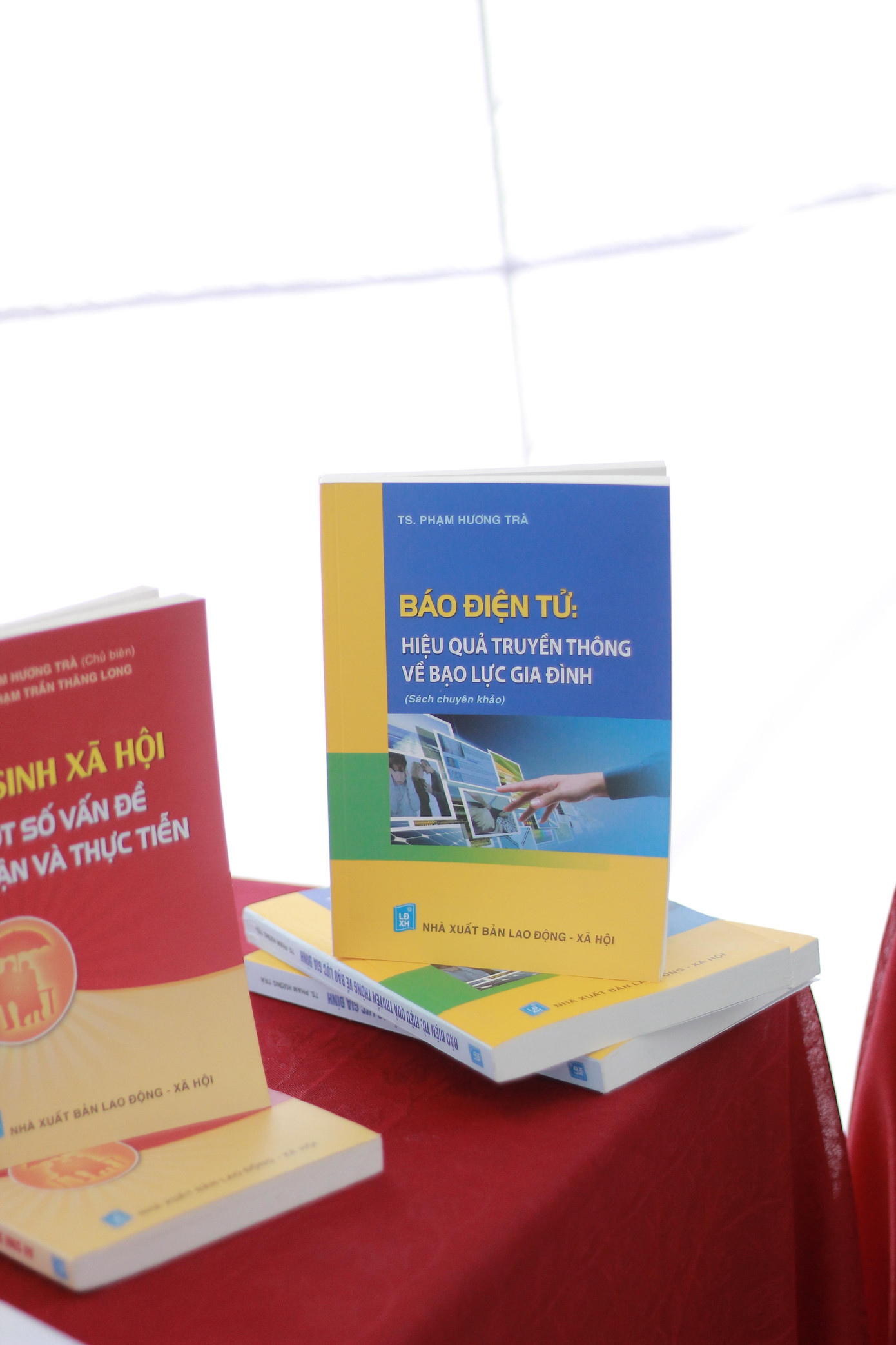 Giáo trình do giảng viên khoa biên soạn. Giáo trình do giảng viên khoa biên soạn.