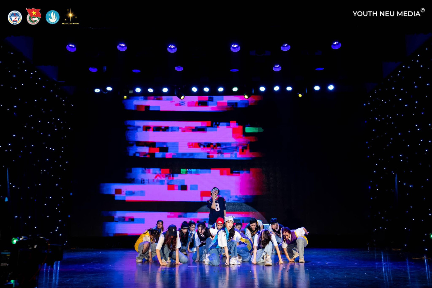 ...đến những tiết mục mang màu sắc hiện đại, trẻ trung ...đến những tiết mục mang màu sắc hiện đại, trẻ trung