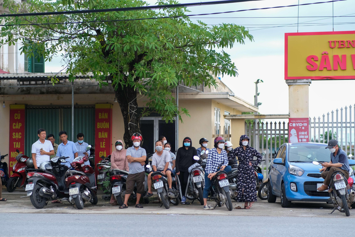 Nhiều phụ huynh nán lại trước cổng trường chờ con.