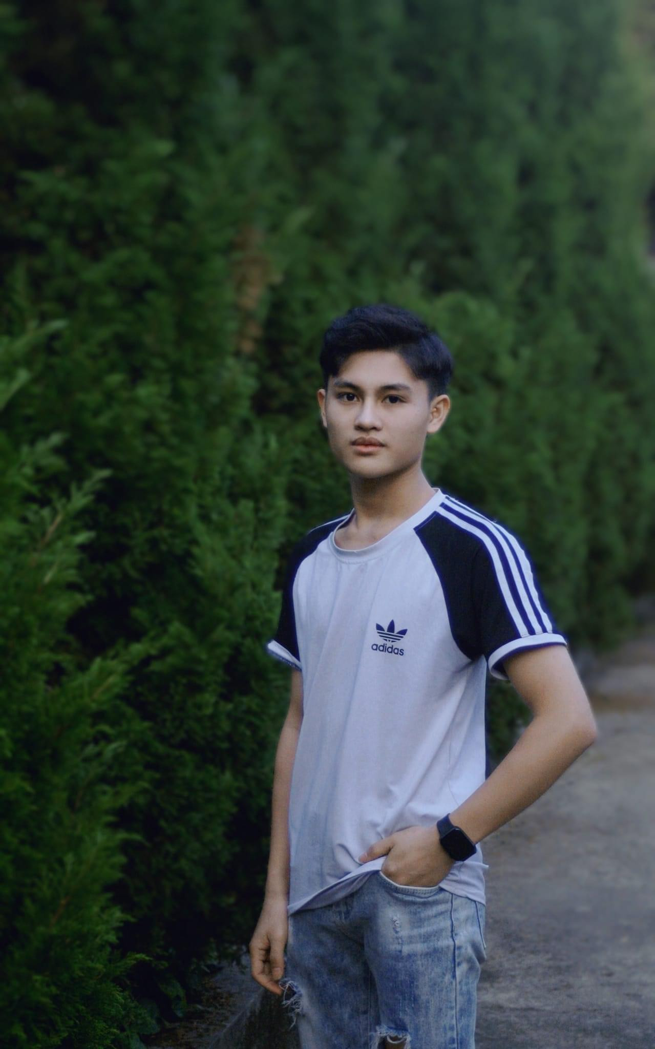 Ấp ủ theo nghề Sư phạm, nhưng chàng trai quyết định lại theo đuổi ngành Y để thực hiện nguyện vọng của ông nội. Ấp ủ theo nghề Sư phạm, nhưng chàng trai quyết định lại theo đuổi ngành Y để thực hiện nguyện vọng của ông nội.