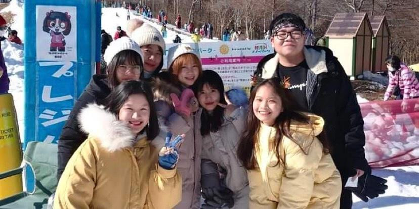 Diệu Huyền cùng bạn bè tham gia hội vào năm đầu tiên đón tết xa nhà. Diệu Huyền cùng bạn bè tham gia hội vào năm đầu tiên đón tết xa nhà.