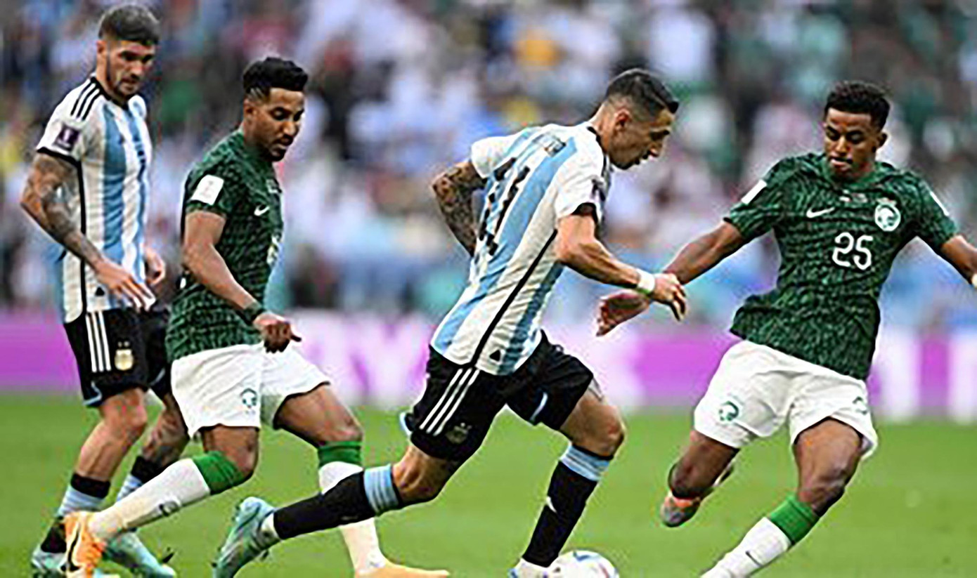 Ả Rập Xê Út kiềm chế Argentina bằng lối chơi phòng ngự chủ động (Ảnh: Sports News).