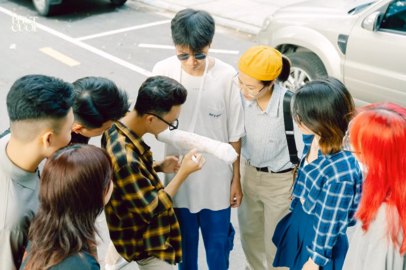 Năm tháng vội vã qua đi, thời khắc những kỷ niệm càng đậm sâu cũng là lúc khoảnh khắc chia tay càng đến gần. Dòng chữ “Mai ra trường rồi” dường như báo hiệu rằng chúng tôi đang sống trong những giây phút cuối của cuộc hành trình này.