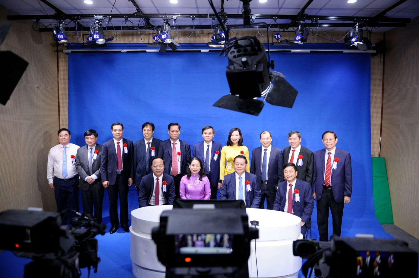 Các lãnh đạo, nguyên lãnh đạo của Đảng và Nhà nước tới thăm phòng thực hành Studio của học viện. Các lãnh đạo, nguyên lãnh đạo của Đảng và Nhà nước tới thăm phòng thực hành Studio của học viện.