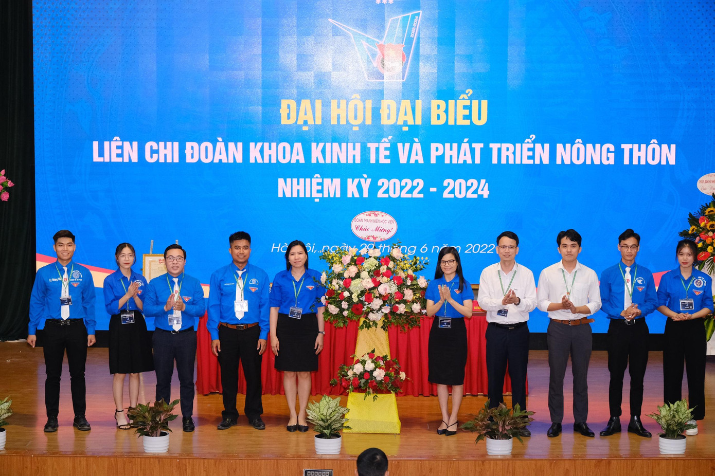 Cẩm (đứng thứ 2 từ phải qua trái) tham gia Đoàn Chủ tịch điều hành Đại hội Liên Chi đoàn Khoa Kinh tế và Phát triển nông thôn, nhiệm kỳ 2022-2024. Cẩm (đứng thứ 2 từ phải qua trái) tham gia Đoàn Chủ tịch điều hành Đại hội Liên Chi đoàn Khoa Kinh tế và Phát triển nông thôn, nhiệm kỳ 2022-2024.