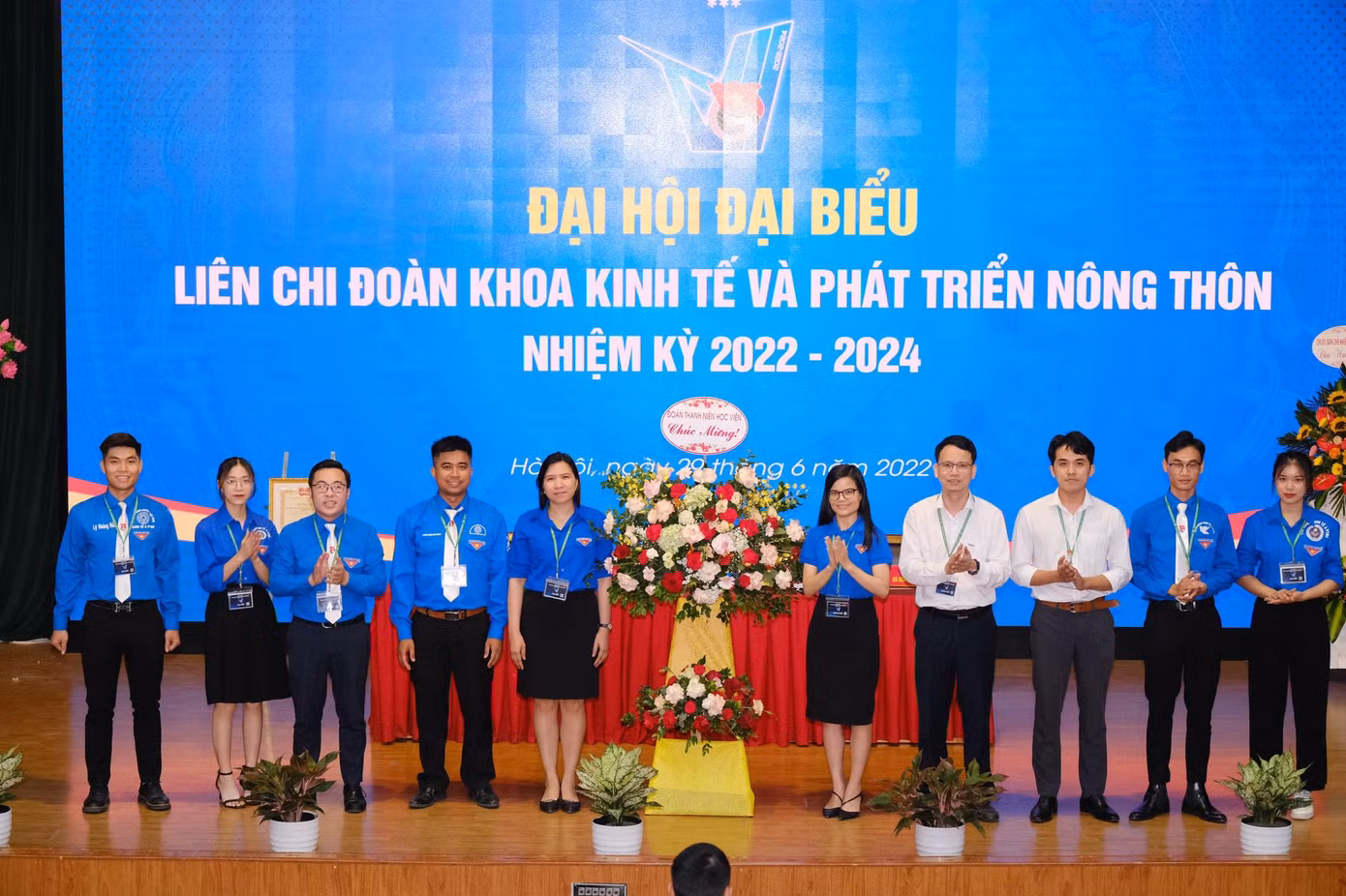 Cẩm (đứng thứ 2 từ phải qua trái) tham gia Đoàn Chủ tịch điều hành Đại hội Liên Chi đoàn Khoa Kinh tế và Phát triển nông thôn, nhiệm kỳ 2022-2024.