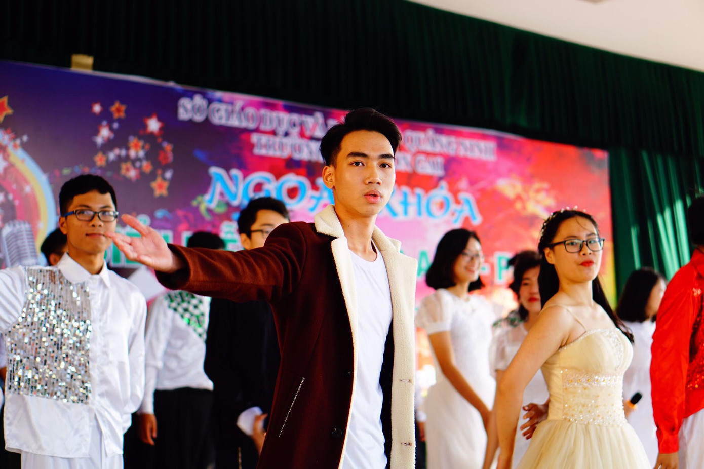 Huy thường xuyên tham gia các hoạt động văn nghệ.