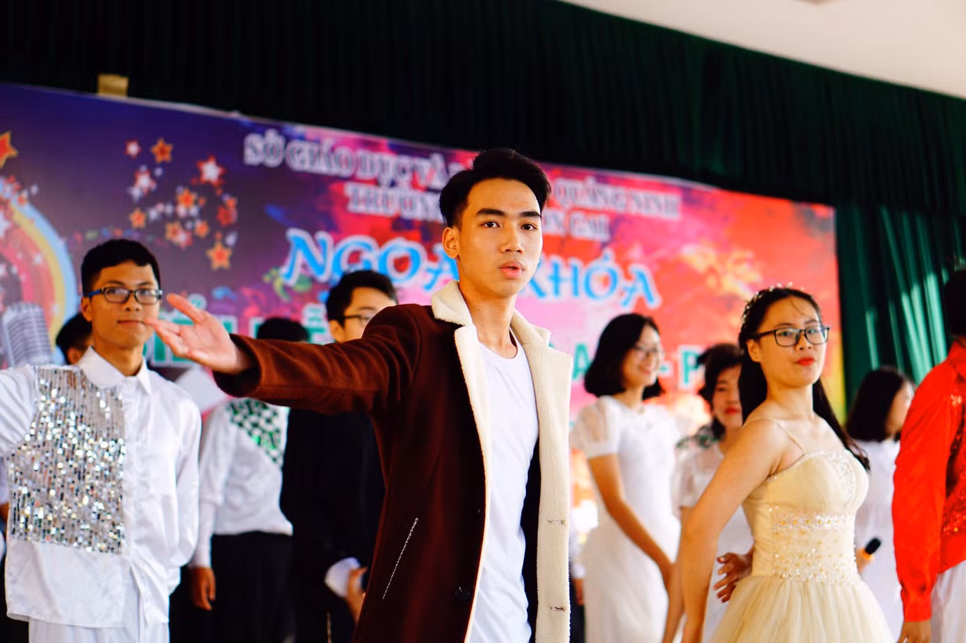 Huy thường xuyên tham gia các hoạt động văn nghệ.