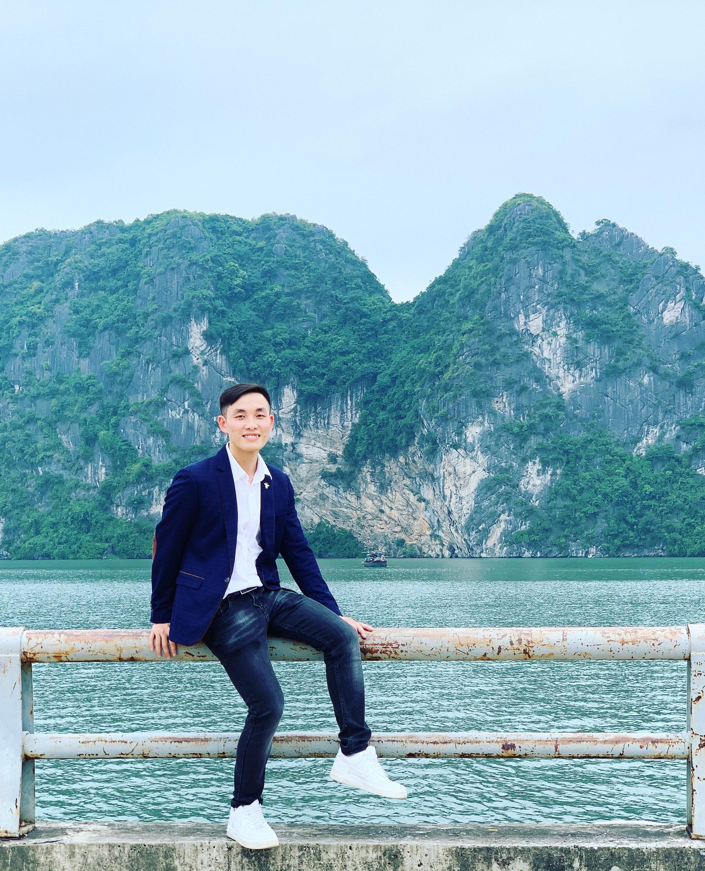 Trần Trung Hiếu (sinh năm 1995), lớp trưởng lớp 13C1, trưởng khóa khối K13 là sinh viên năm cuối Trường Cao đẳng Dược Trung ương Hải Dương. Trần Trung Hiếu (sinh năm 1995), lớp trưởng lớp 13C1, trưởng khóa khối K13 là sinh viên năm cuối Trường Cao đẳng Dược Trung ương Hải Dương.