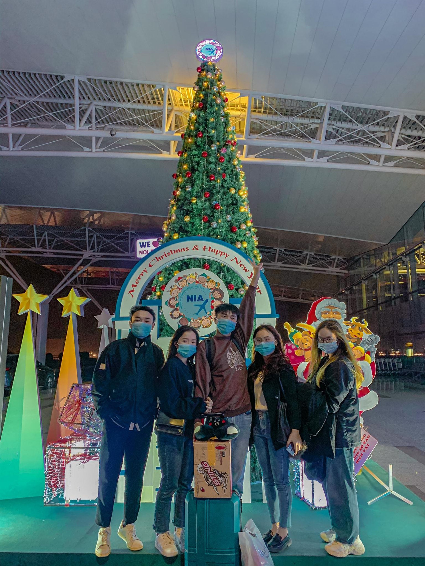 Duy Hưng cùng bạn bè trước giờ chia tay để lên máy bay đi du học. Duy Hưng cùng bạn bè trước giờ chia tay để lên máy bay đi du học.