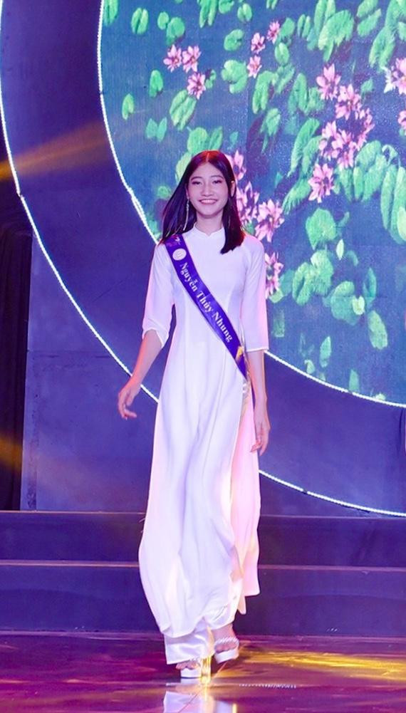 Cô nàng đã xuất sắc giành giải thưởng "Người đẹp áo dài" tại phần thi Áo dài. Cô nàng đã xuất sắc giành giải thưởng "Người đẹp áo dài" tại phần thi Áo dài.