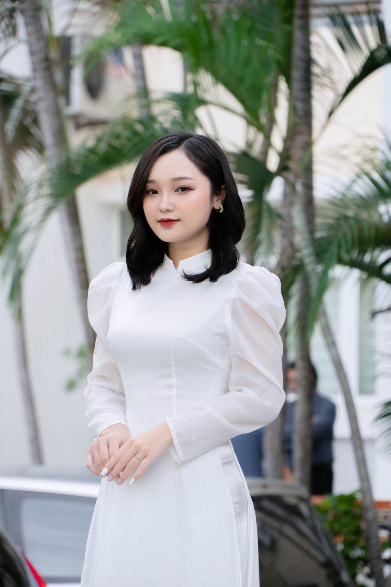 Sinh ra và lớn lên ở một vùng nông thôn miền núi, dù gia đình không có ai theo truyền thống nghệ thuật, tuy nhiên Tuyết Mai lại có niềm đam mê đặc biệt với nghề MC.