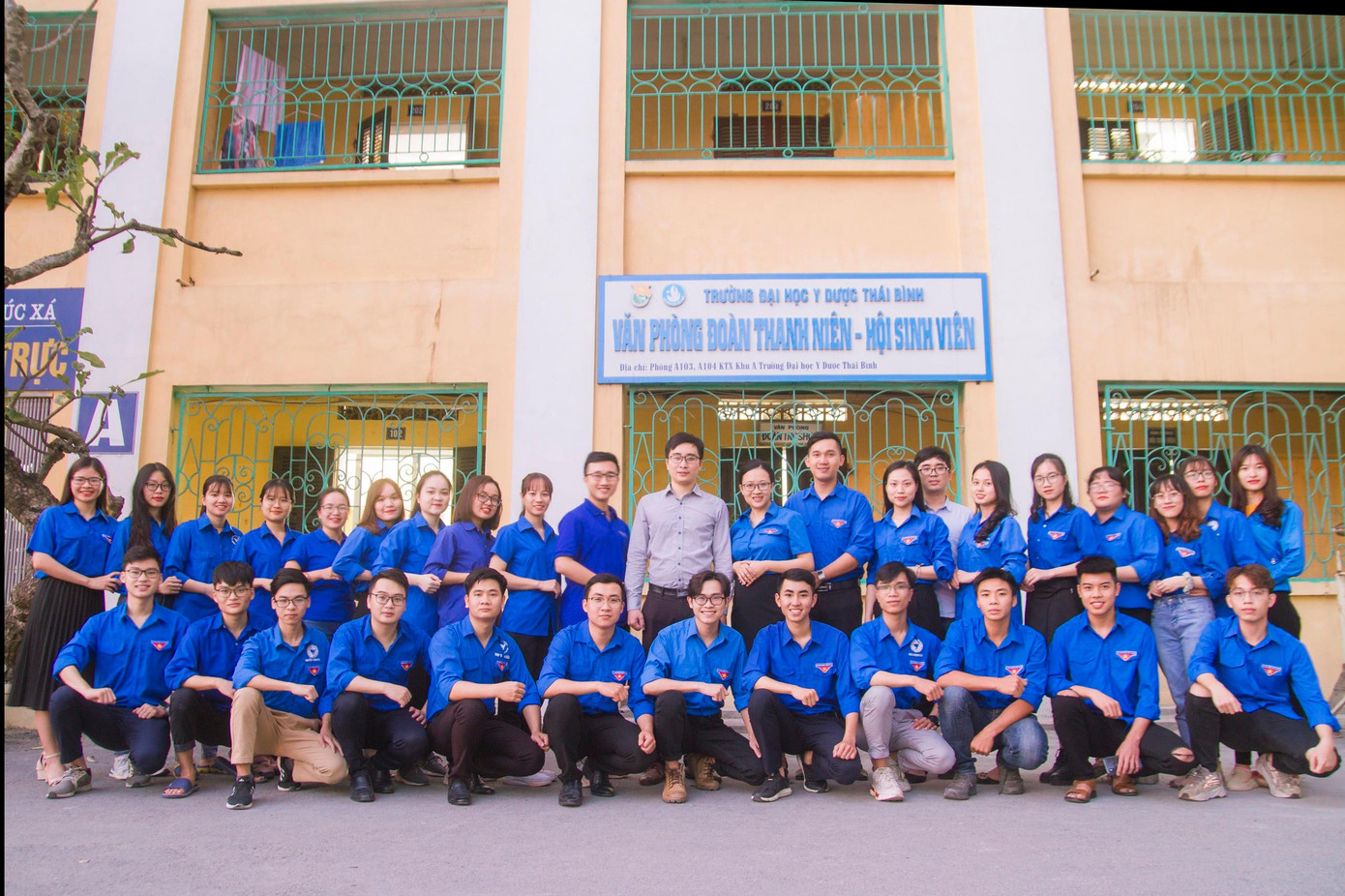 Trọng Tấn cùng tập thể Đoàn Thanh niên hội sinh viên Trường.