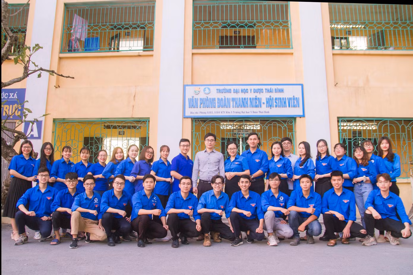 Trọng Tấn cùng tập thể Đoàn Thanh niên hội sinh viên Trường.