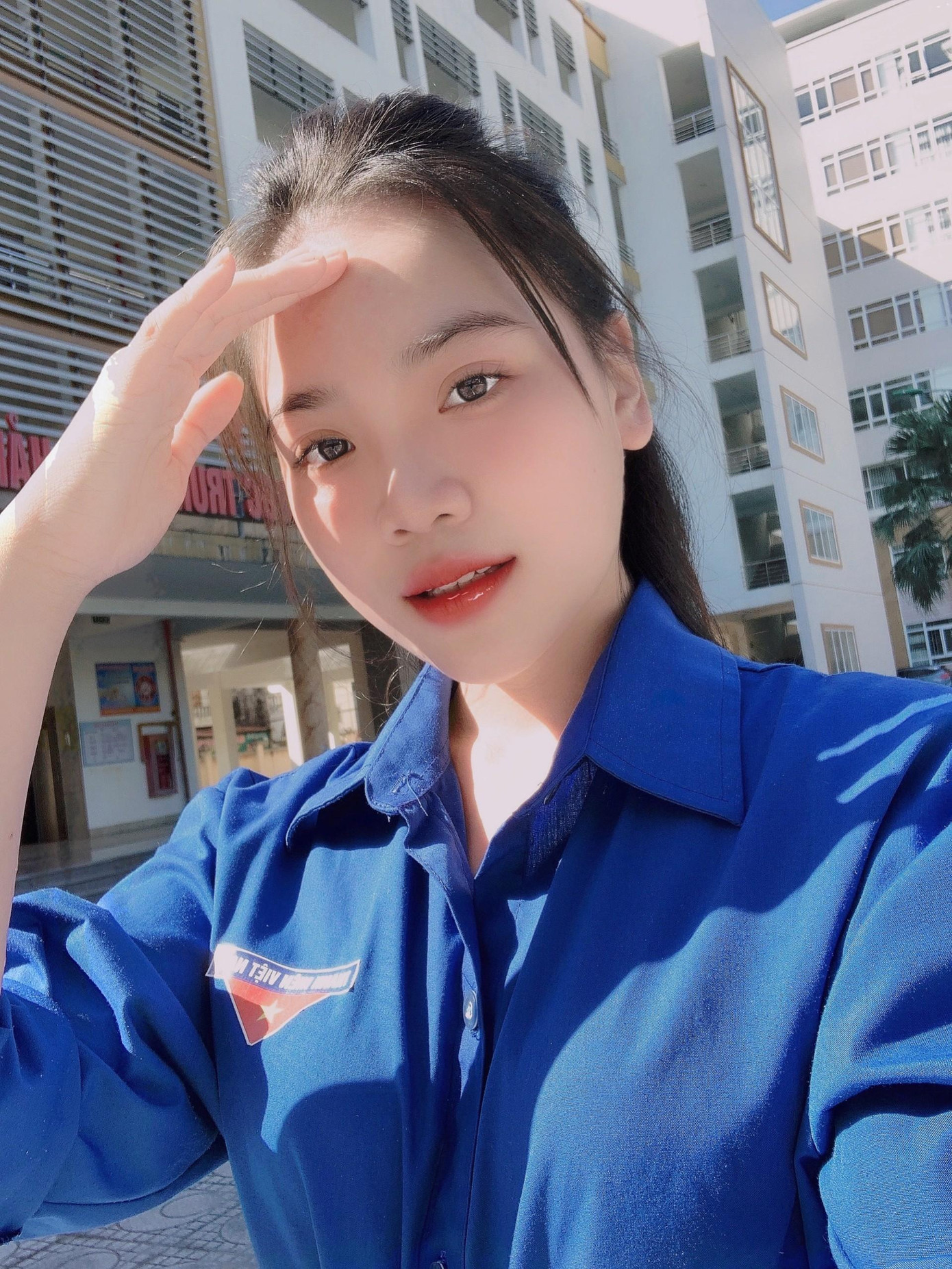 Bích Ngọc chia sẻ: "Thật may mắn khi mình được làm thành viên của Câu lạc bộ Thanh niên tình nguyện, được khoác lên mình chiếc áo màu xanh mang tên Đoàn tình nguyện".