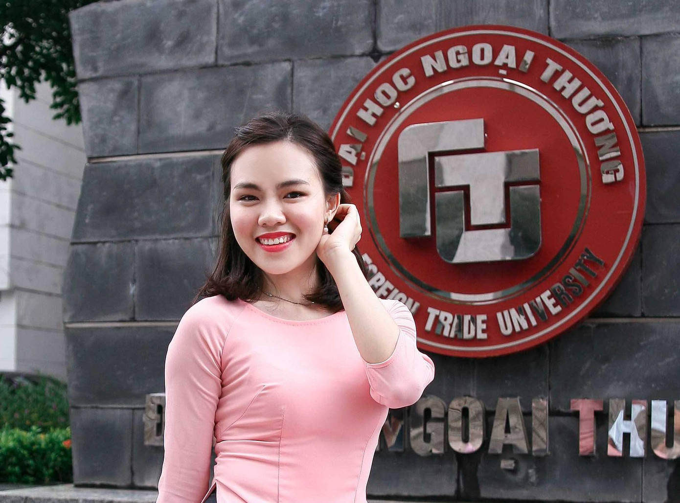 Tốt nghiệp Đại học Ngoại Thương với tấm bằng xuất sắc, Minh Ngọc quyết tâm dành trọn thời gian cho việc nghiên cứu khoa học. Tốt nghiệp Đại học Ngoại Thương với tấm bằng xuất sắc, Minh Ngọc quyết tâm dành trọn thời gian cho việc nghiên cứu khoa học.