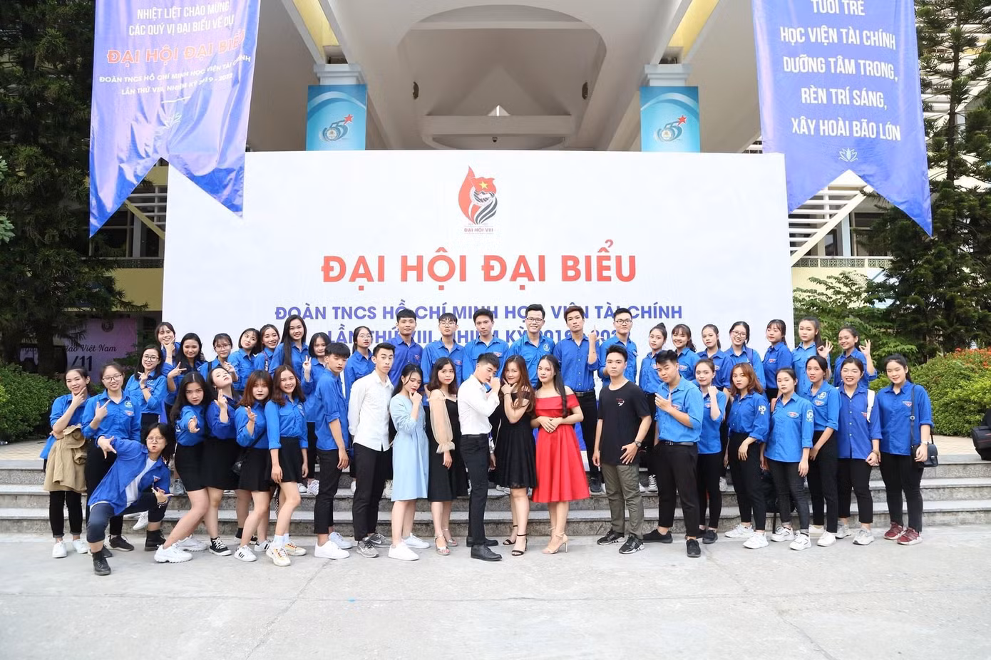 Từ một chàng trai rụt rè, Việt Long đã dần lột xác trở thành sinh viên năng động, tích cực tham gia các hoạt động Đoàn - Hội trong và ngoài trường tổ chức.