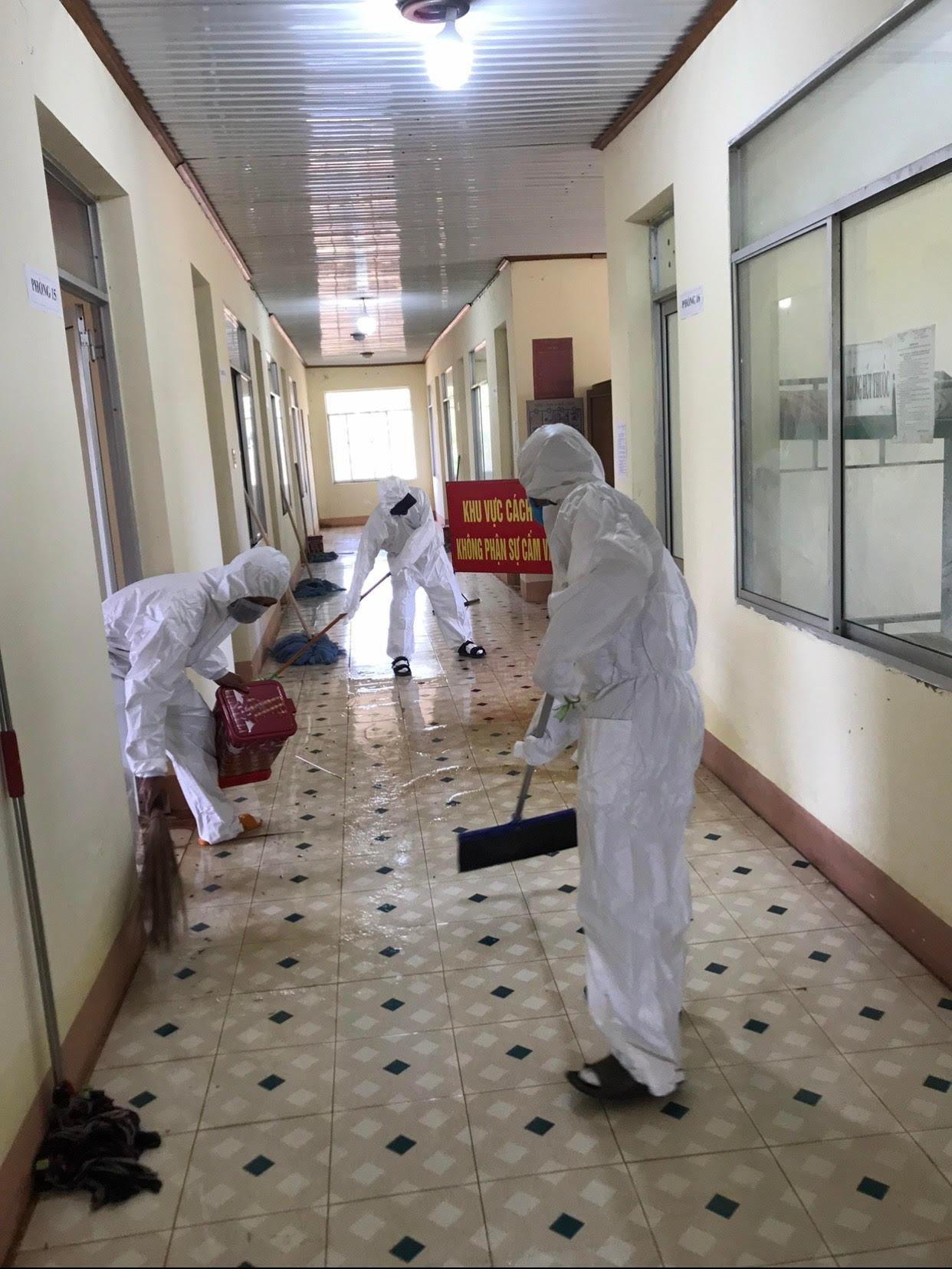 Trần Chiến cùng mọi người tham gia hỗ trợ vệ sinh khu cách ly COVID - 19.