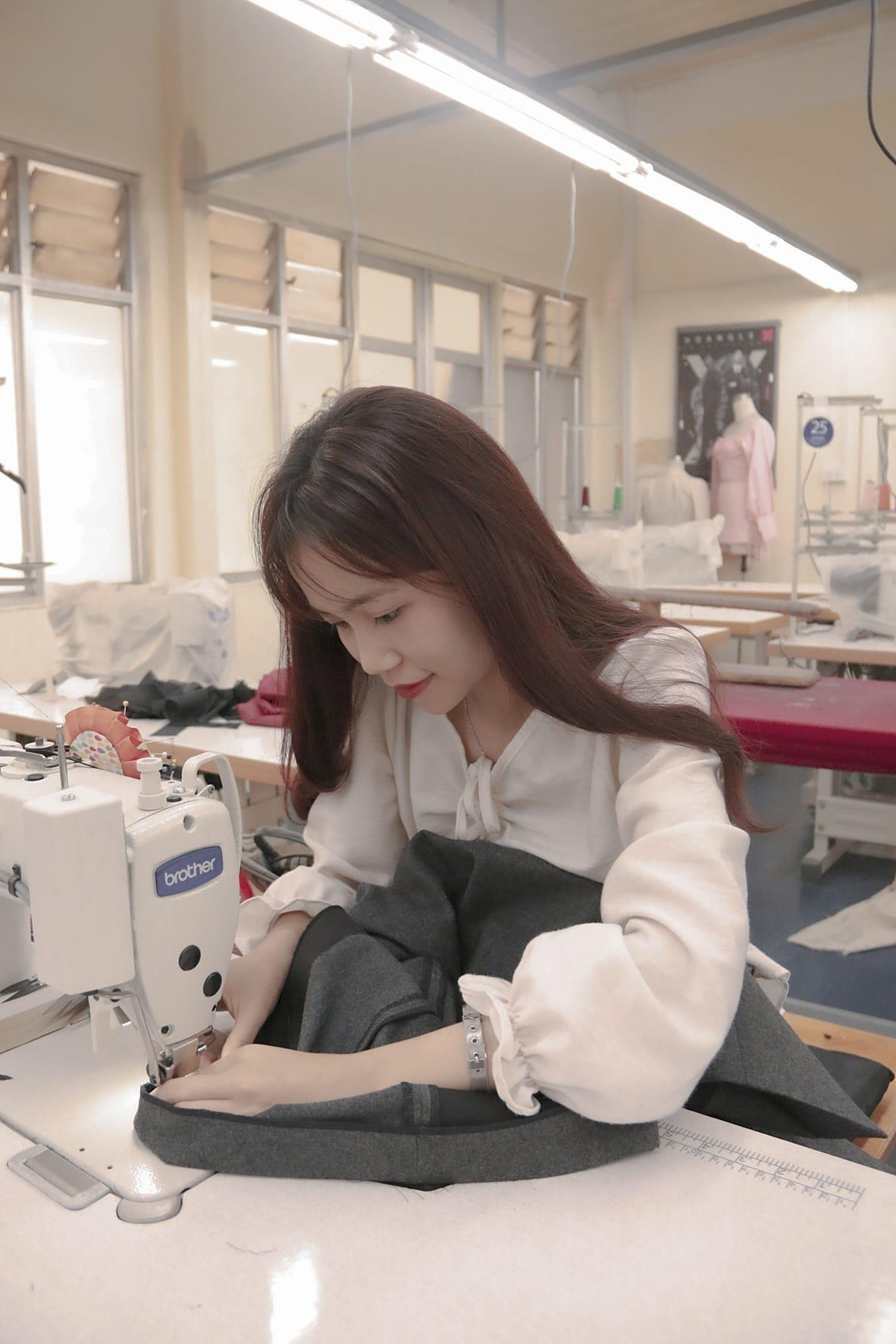 Cô luôn nghiêm túc và nỗ lực theo đuổi ước mơ của bản thân. Cô luôn nghiêm túc và nỗ lực theo đuổi ước mơ của bản thân.