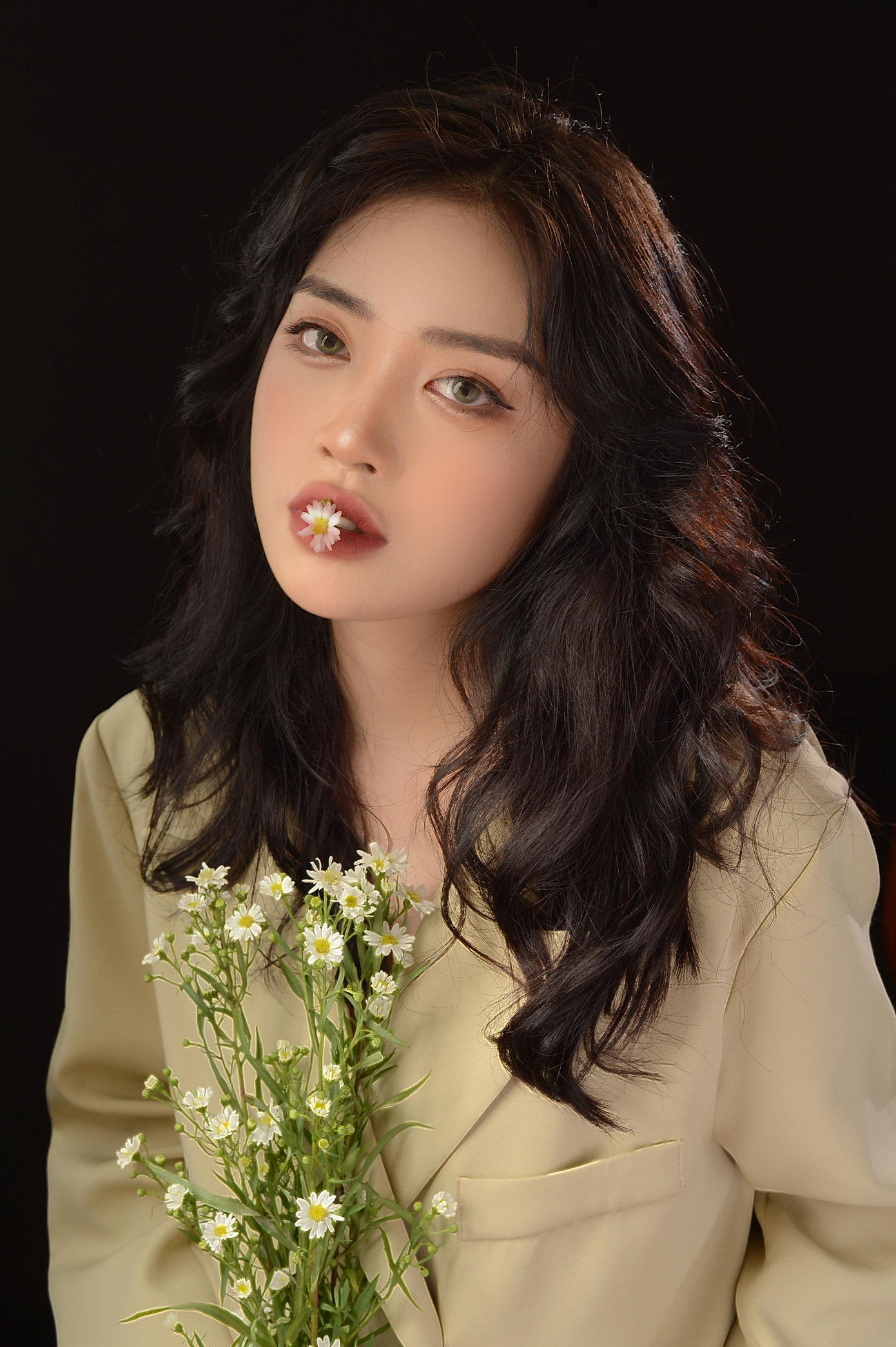 Lưu Thị Nụ hay còn có biệt danh là Min (sinh năm 2003) hiện đang là người mẫu ảnh tự do, đồng thời là một nhân viên văn phòng.