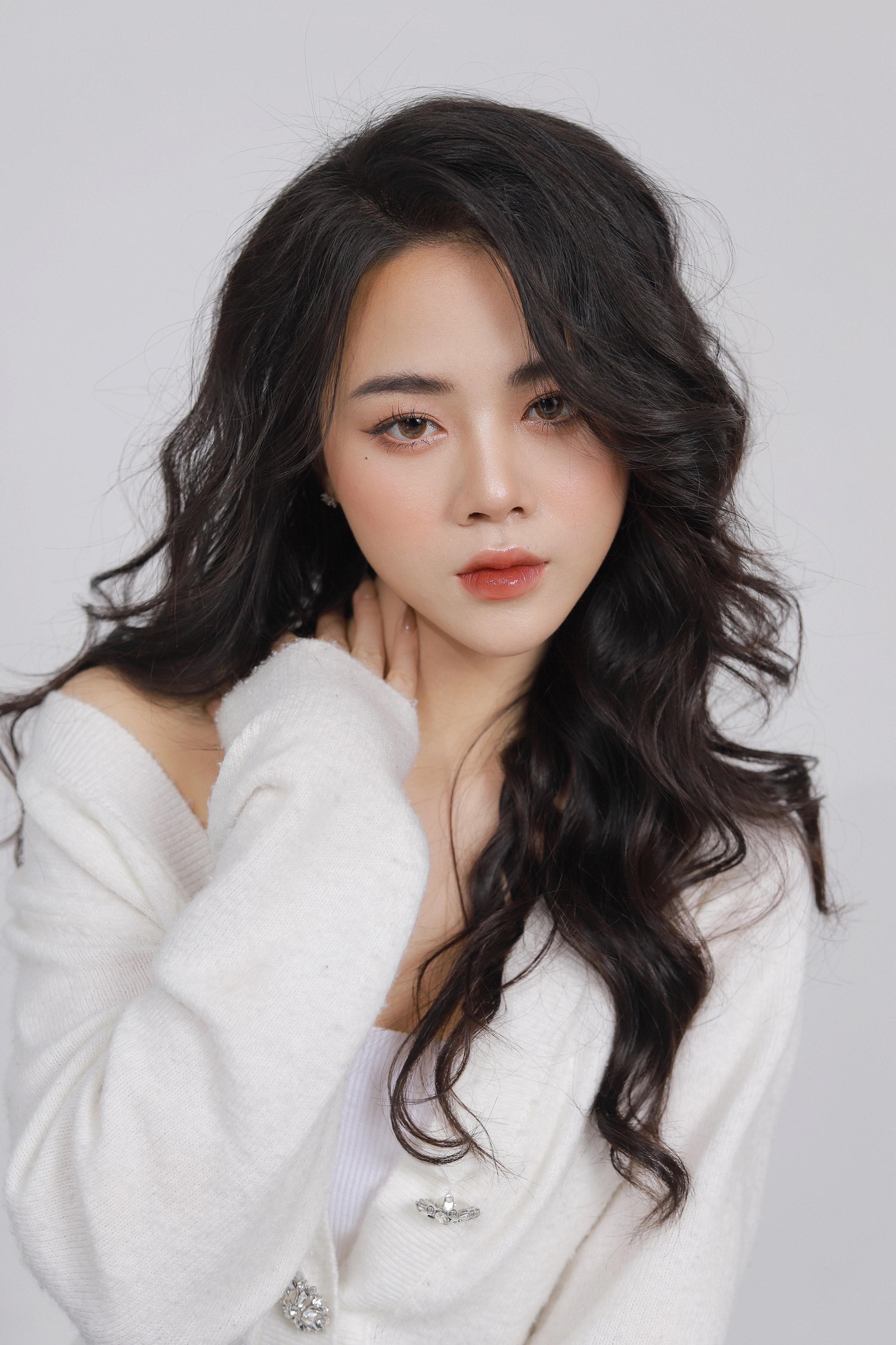 Đỗ Phạm Khánh Linh (sinh năm 2002) hiện đang là sinh viên chuyên ngành Diễn viên Kịch, Điện ảnh - Truyền hình của trường Đại học Sân khấu - Điện ảnh Hà Nội.