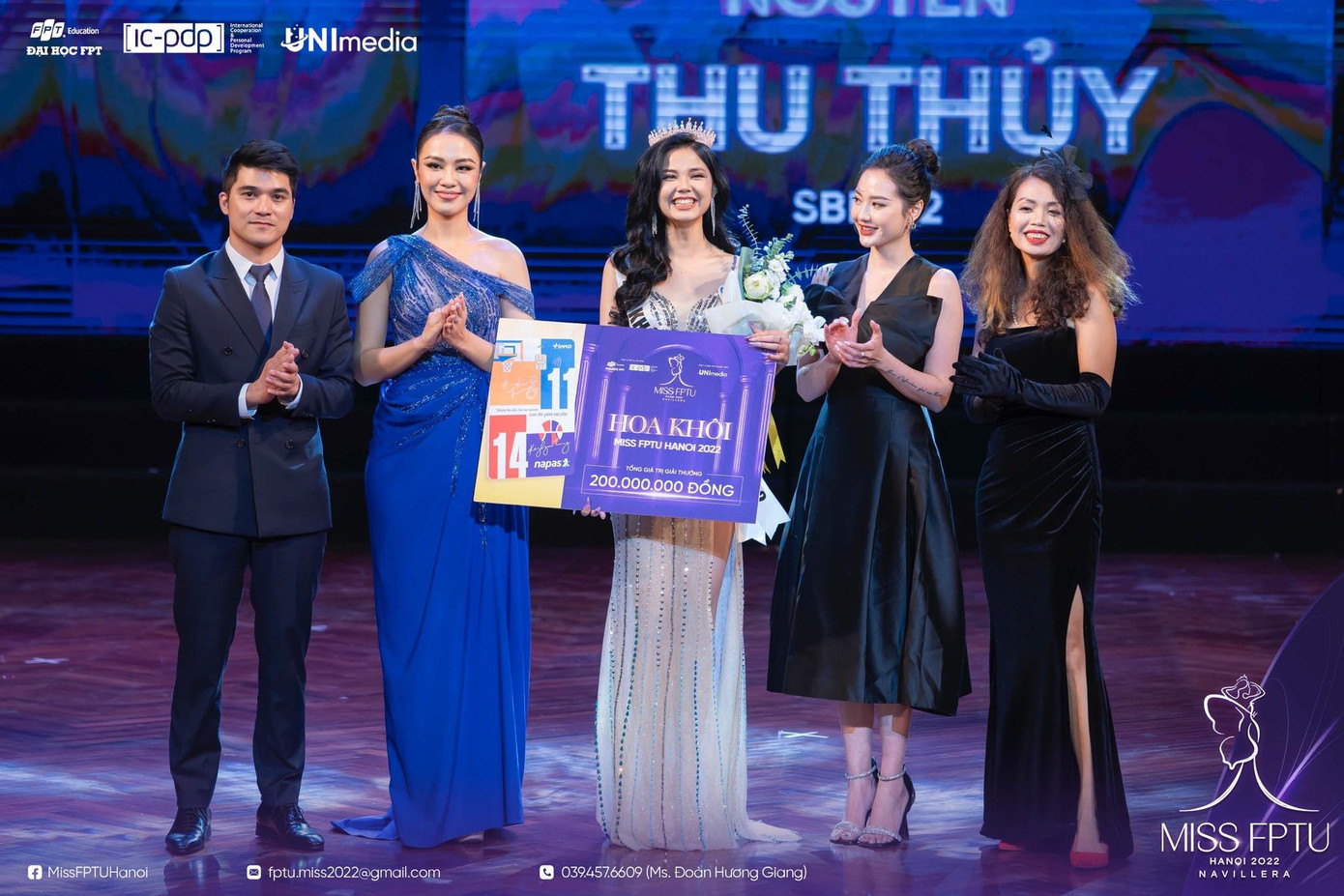 Khoảng khắc đăng quang của Tân Hoa khôi Trường Đại học FPT Hà Nội.