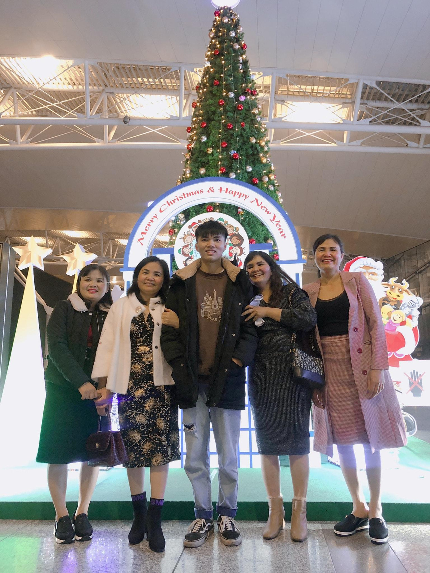 Gia đình tiễn Duy Hưng lên đường đi du học tại Bulgaria vào ngày 26/1/2021. Gia đình tiễn Duy Hưng lên đường đi du học tại Bulgaria vào ngày 26/1/2021.