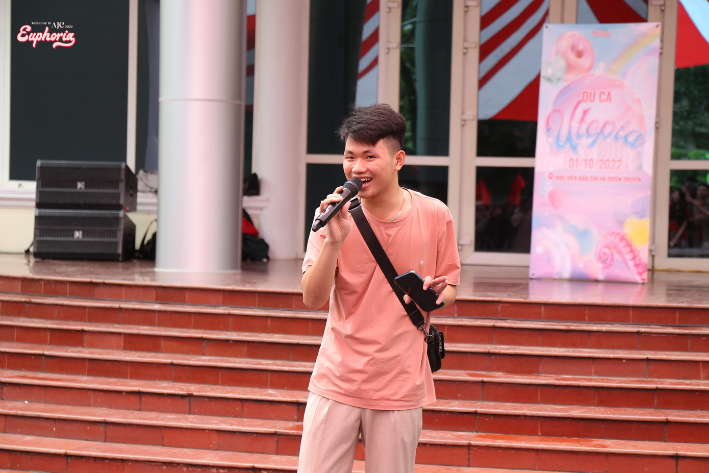 Dù tự nhận mình khá nhút nhát, nhưng Lưu Minh Anh - lớp Quản lý nhà nước K42 đã tự tin thể hiện đam mê ca hát của mình.