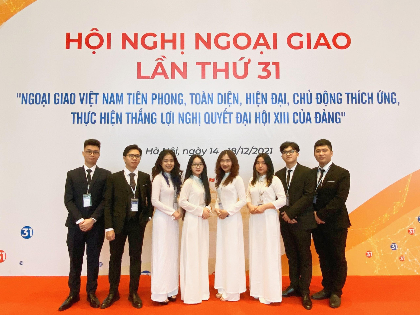 Thành viên CLB phục vụ Hội nghị Ngoại giao lần thứ 31.