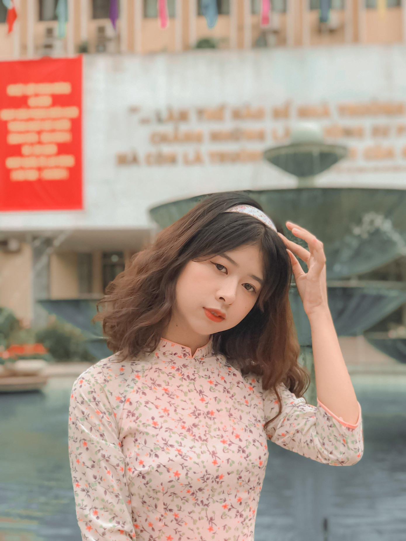 Nguyễn Thị Kim Oanh (sinh năm 2001) đang là sinh viên năm cuối khoa Việt Nam học, Trường Đại học Sư phạm Hà Nội.