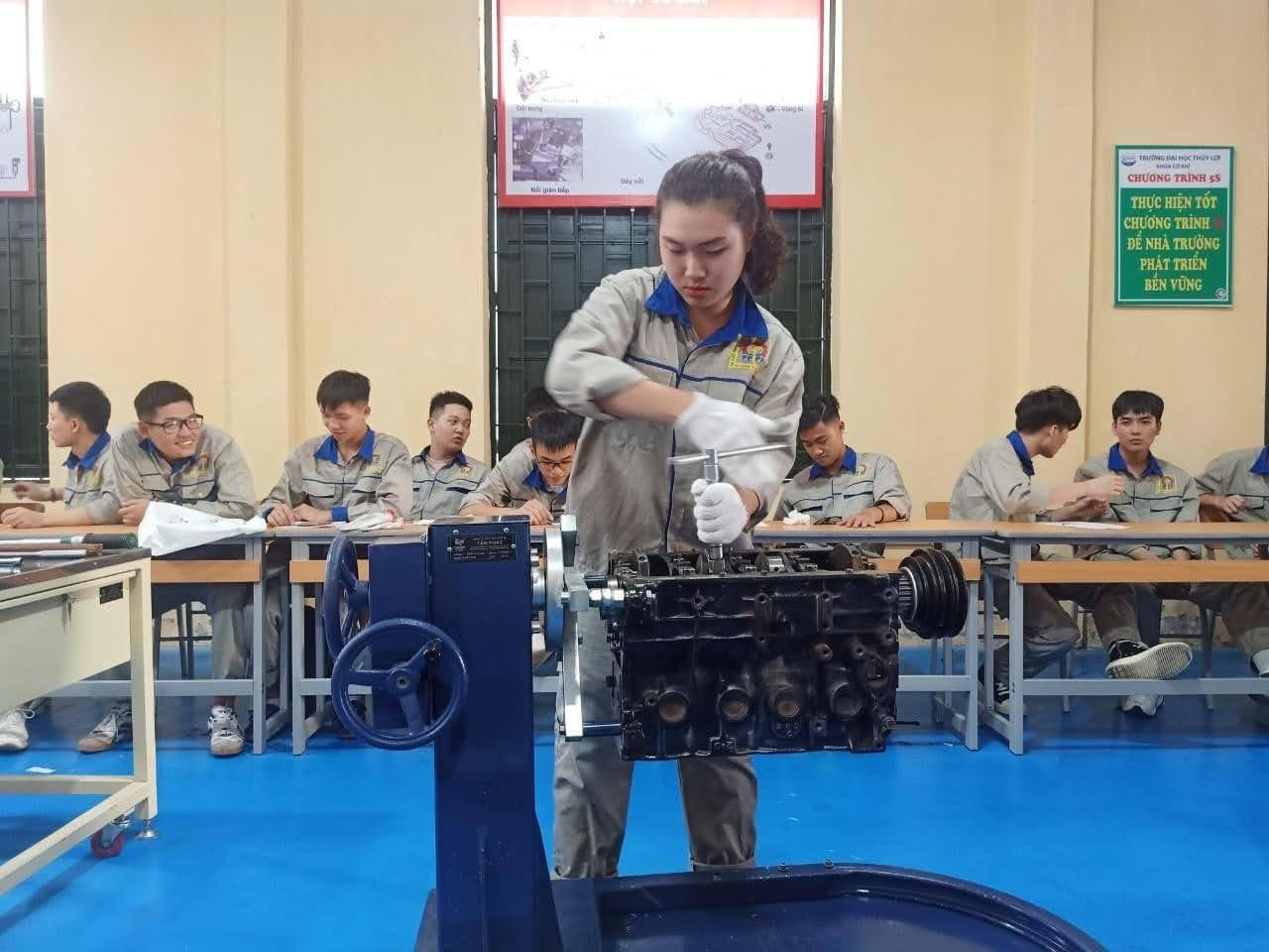 Là con gái, theo học chuyên ngành Kỹ thuật ô tô Ngọc Trâm đối diện với không ít những khó khăn.