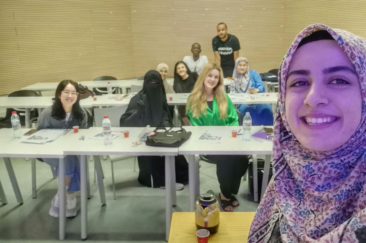 Lan Anh cùng cô giáo và các bạn trong lớp học tiếng Ả Rập.