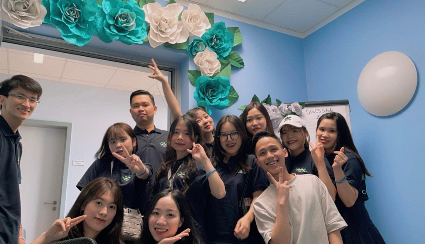 Lan Anh trong một buổi tham gia hoạt động tại Viện cùng các du học sinh Việt Nam. Lan Anh trong một buổi tham gia hoạt động tại Viện cùng các du học sinh Việt Nam.