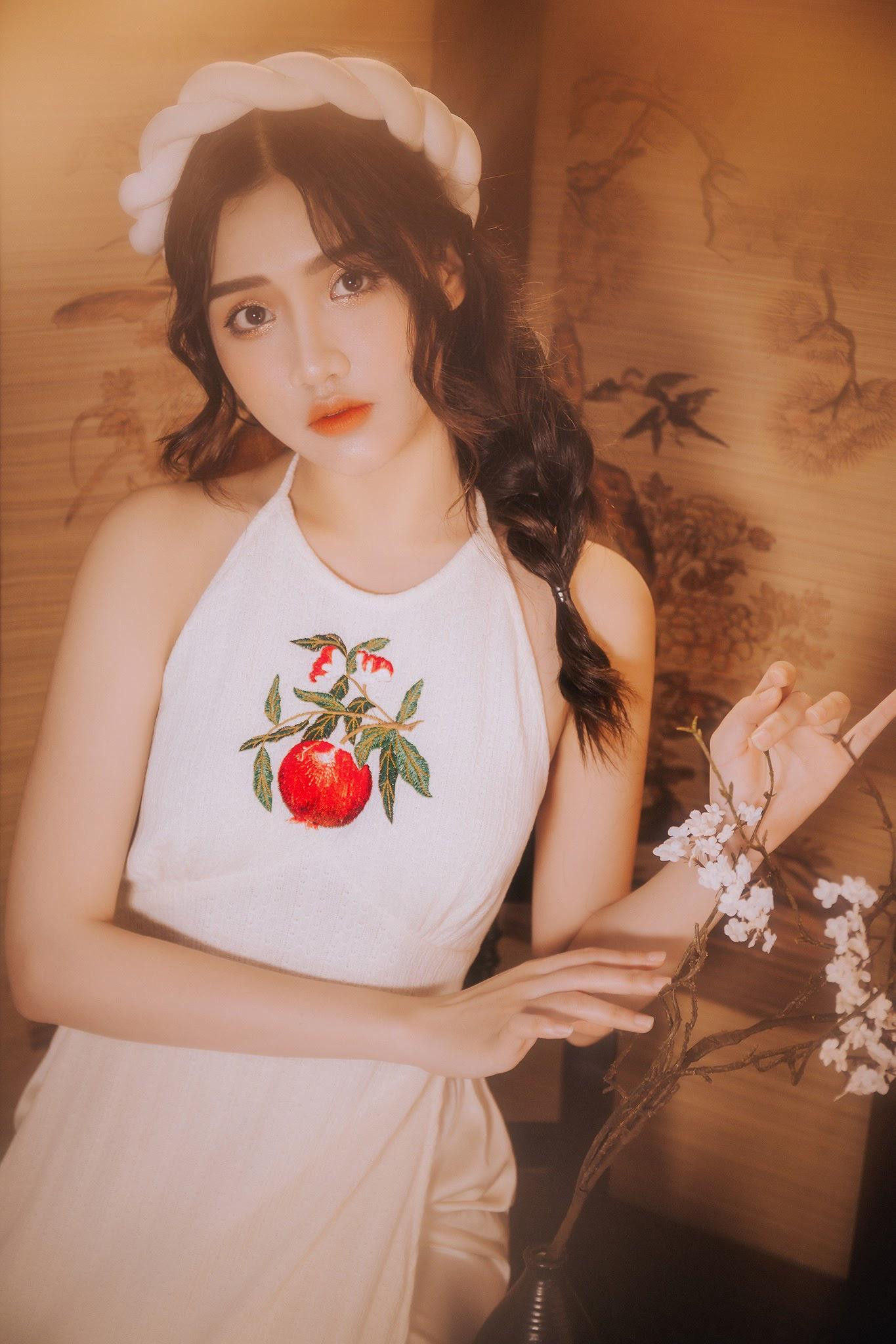 Thảo Nguyên (sinh năm 2000) hiện đang là sinh viên năm cuối chuyên ngành Điều dưỡng của Trường Đại học Y Dược, Đại học Thái Nguyên.