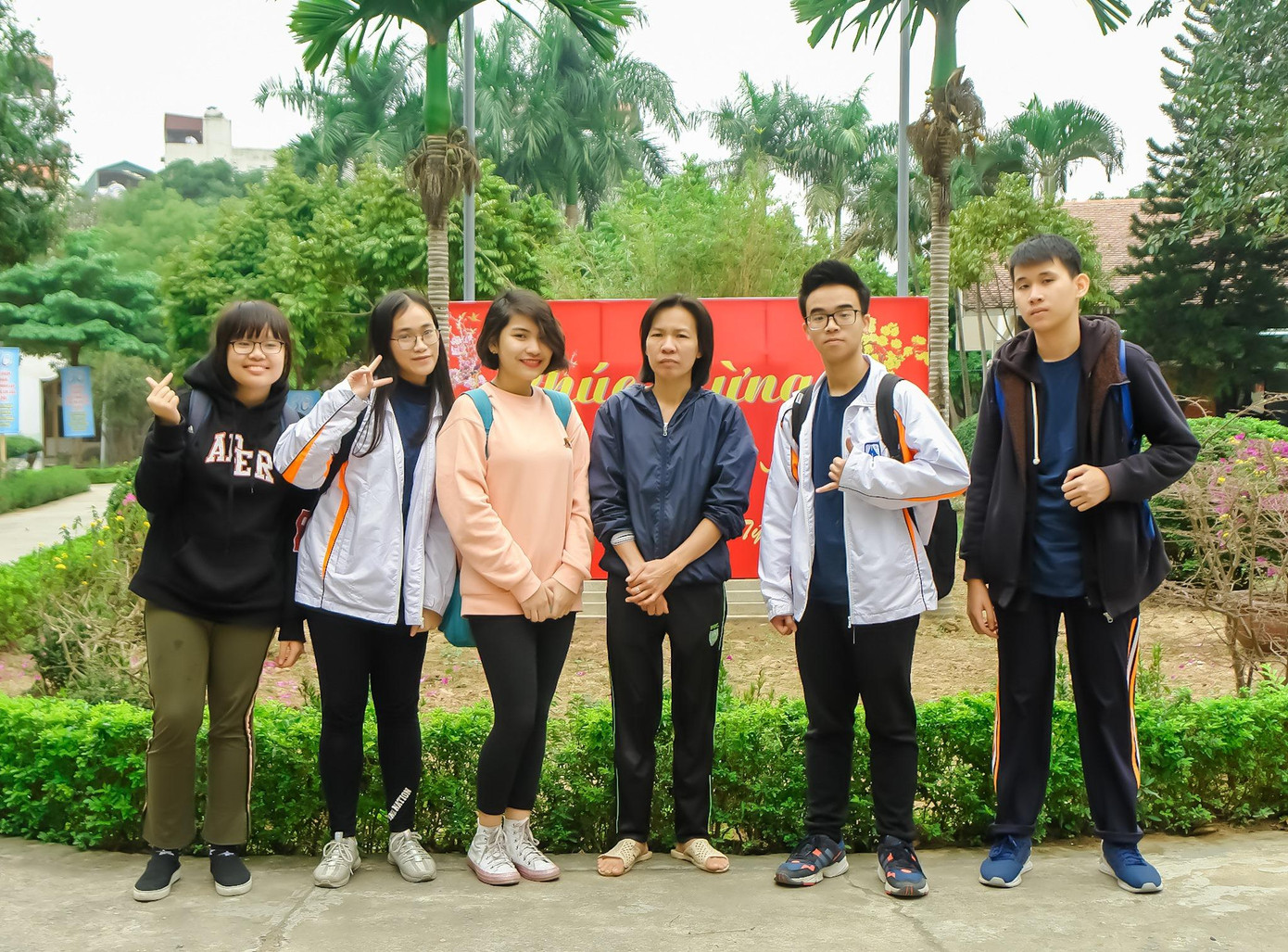 Quý Linh đi từ thiện cùng câu lạc bộ.