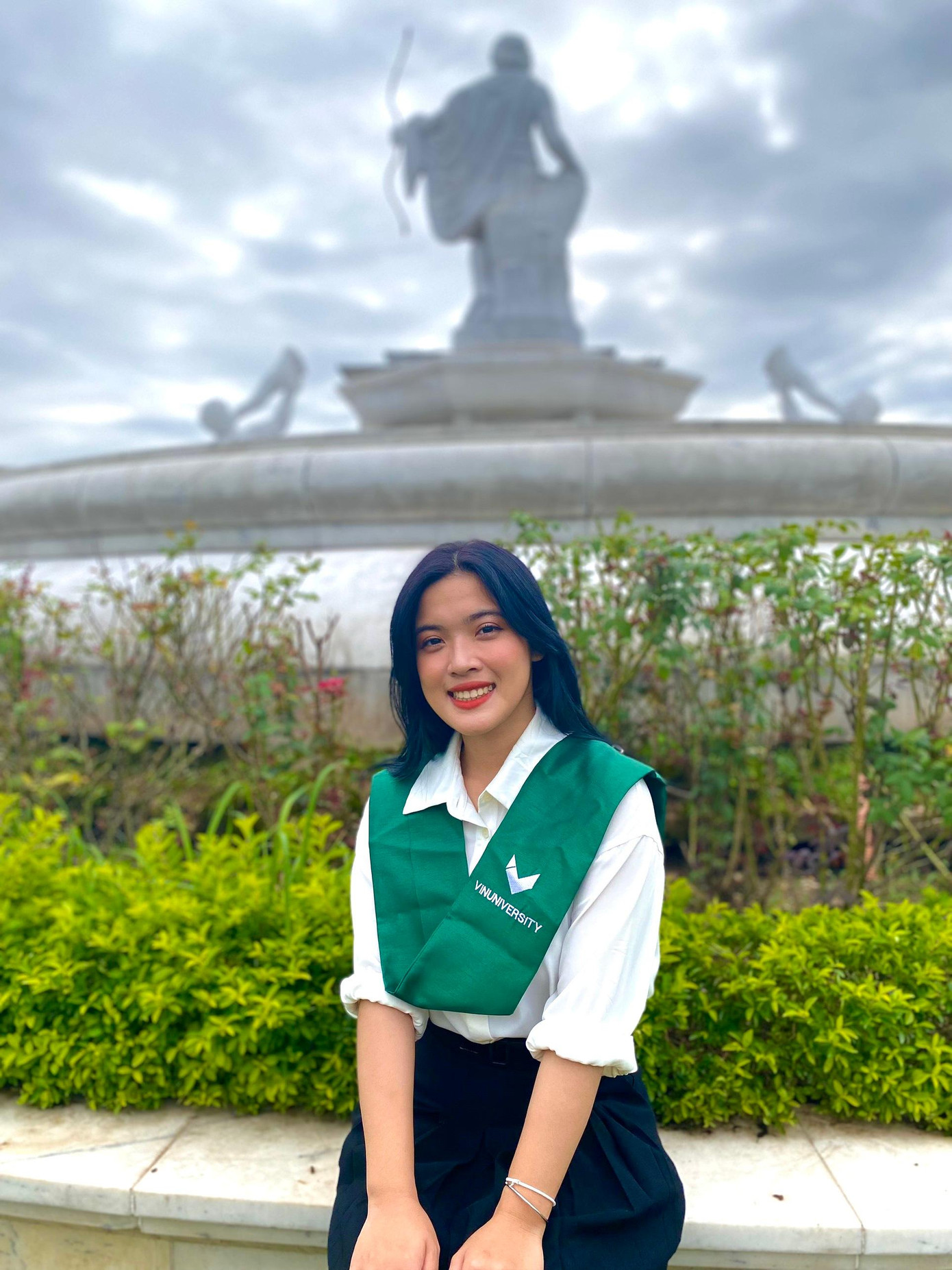 Thùy Dung tự hào diện Khăn choàng của Viện Khoa học Sức khỏe trong Lễ Khai giảng của trường Đại học VinUniversity. Thùy Dung tự hào diện Khăn choàng của Viện Khoa học Sức khỏe trong Lễ Khai giảng của trường Đại học VinUniversity.