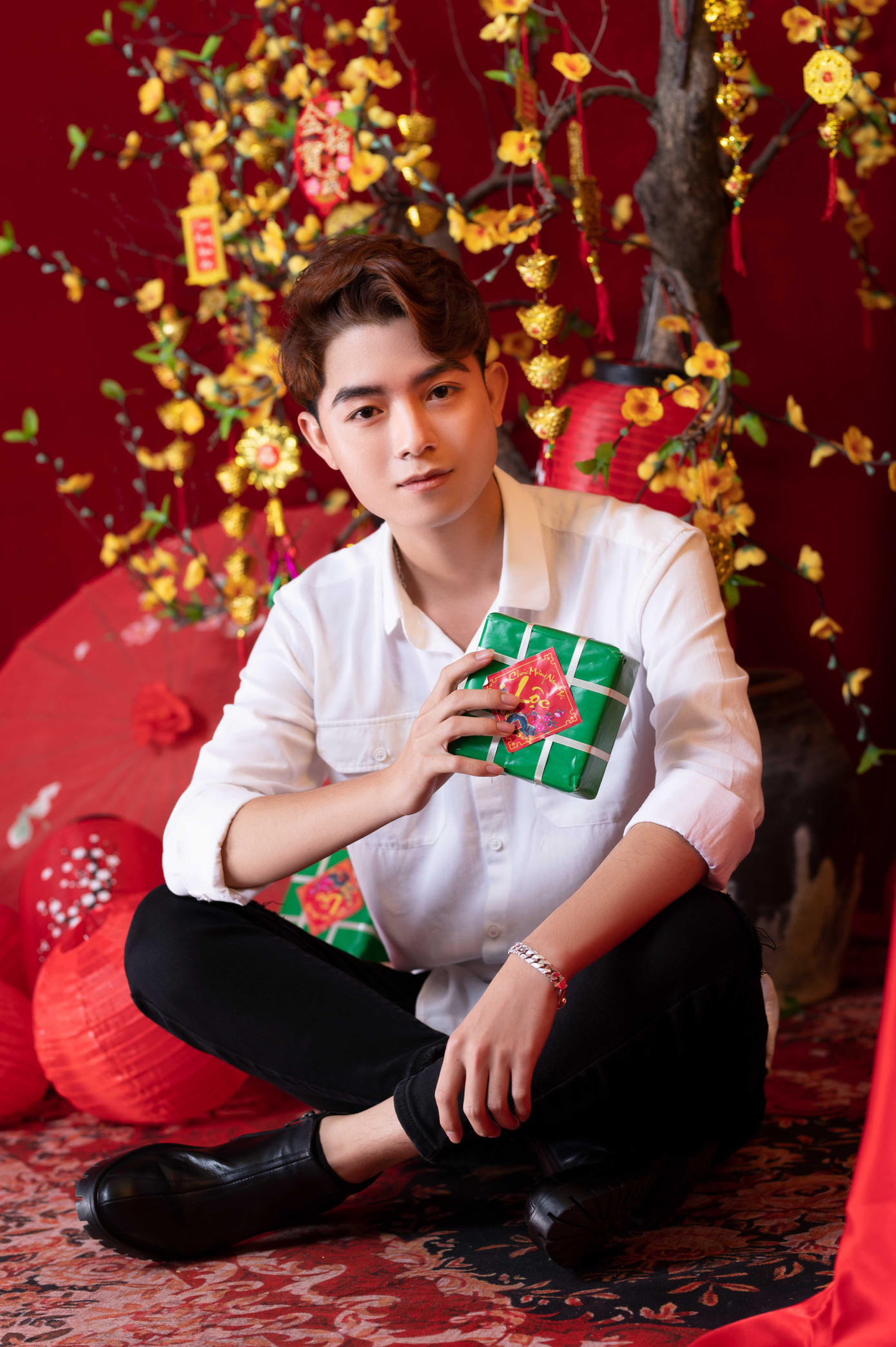 Tuấn Khanh chia sẻ: "Tết là dịp để dành nhiều thời gian cho những người thân yêu sau một năm bận rộn với công việc và những mối lo toan của cuộc sống." Tuấn Khanh chia sẻ: "Tết là dịp để dành nhiều thời gian cho những người thân yêu sau một năm bận rộn với công việc và những mối lo toan của cuộc sống."