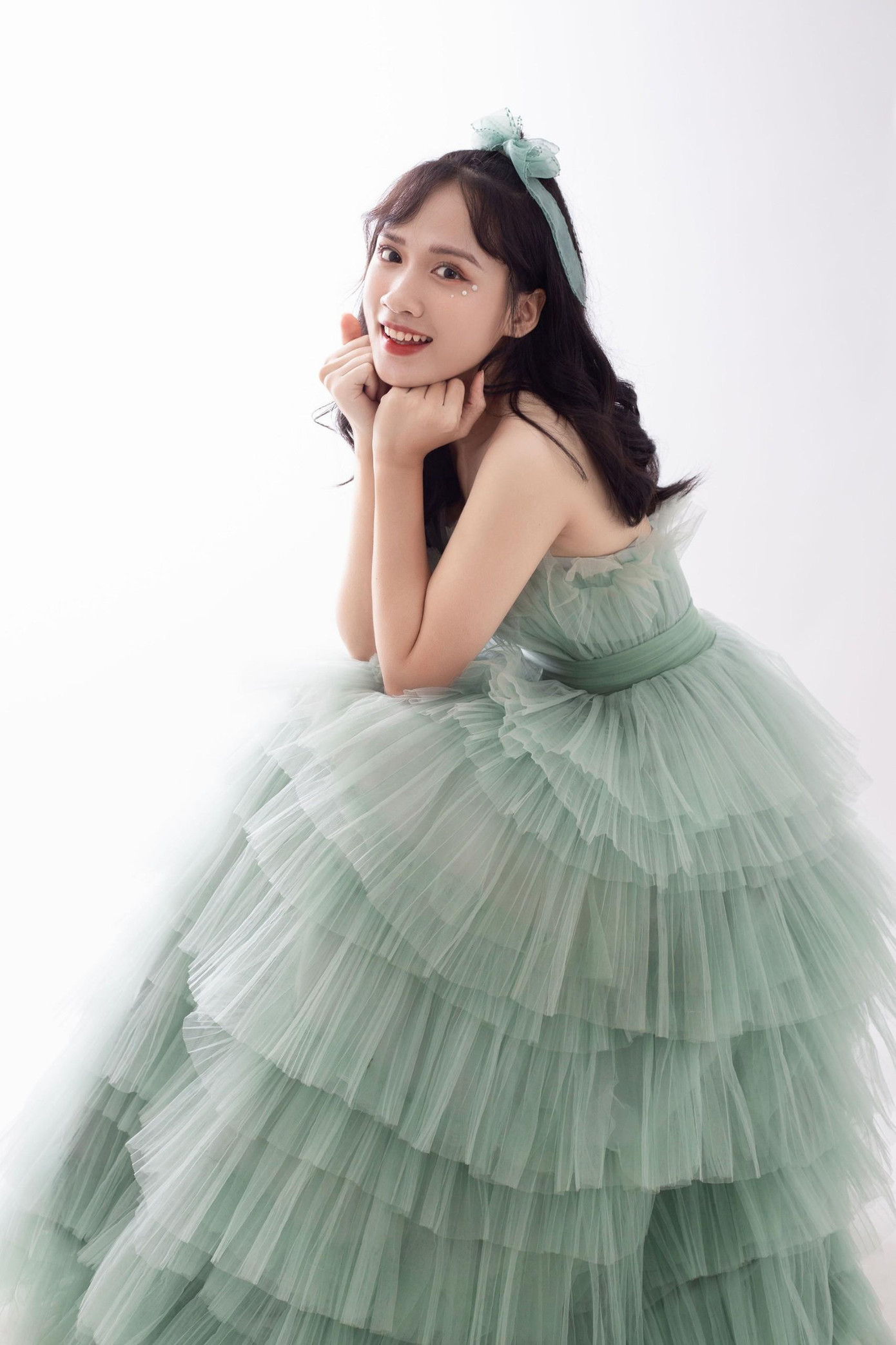 Cô nàng Cẩm Tú xinh đẹp trong bộ ảnh nàng thơ. Cô nàng Cẩm Tú xinh đẹp trong bộ ảnh nàng thơ.