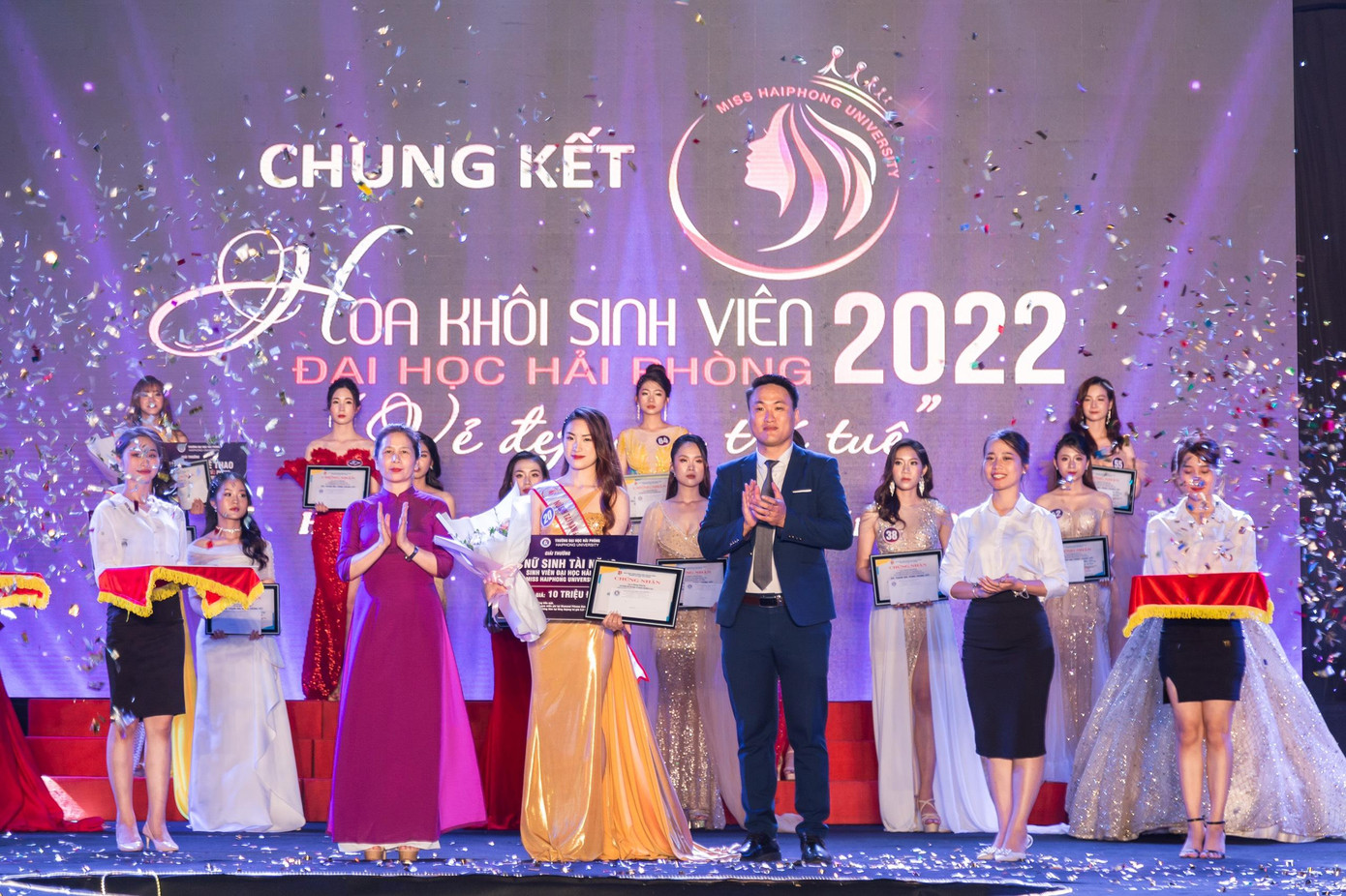 Anh Nguyễn Đình Hưng - Bí thư Đoàn TNCS Hồ Chí Minh Trường Đại học Hải Phòng trao giải Nữ sinh Tài năng cho Khánh Ly. Anh Nguyễn Đình Hưng - Bí thư Đoàn TNCS Hồ Chí Minh Trường Đại học Hải Phòng trao giải Nữ sinh Tài năng cho Khánh Ly.