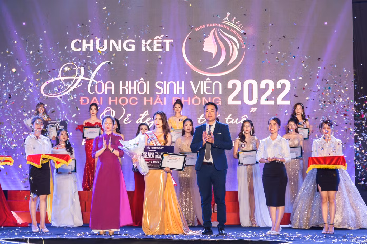 Anh Nguyễn Đình Hưng - Bí thư Đoàn TNCS Hồ Chí Minh Trường Đại học Hải Phòng trao giải Nữ sinh Tài năng cho Khánh Ly.