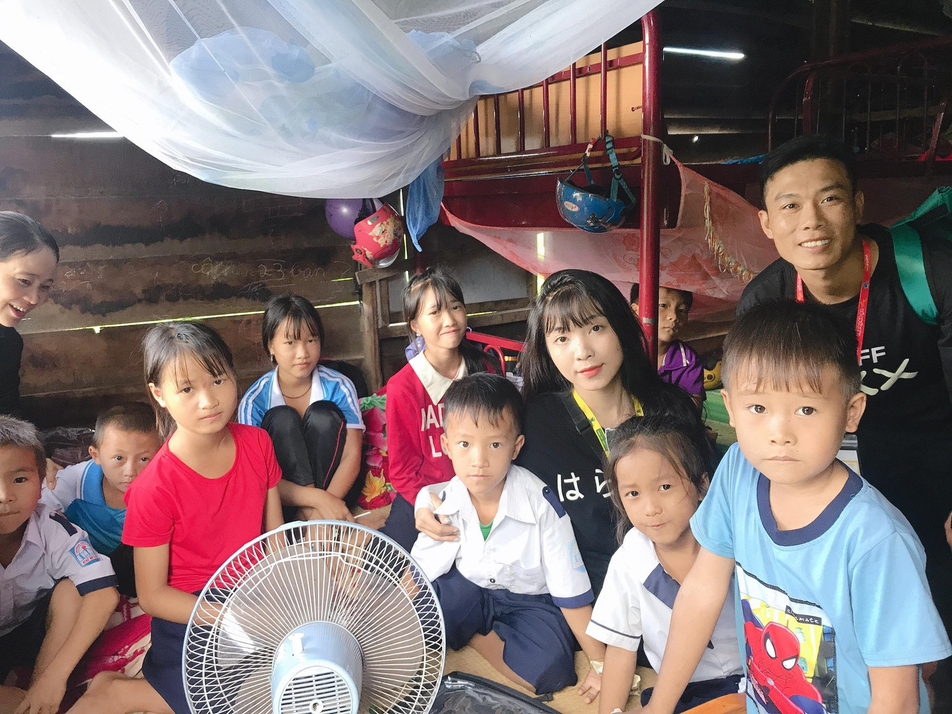 Hình ảnh Thu Hương cùng các thành viên đến với các điểm trường vùng cao trong dự án Nuôi Em.