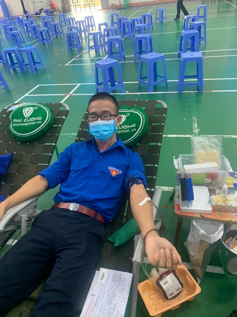 Duy Phúc trong 1 lần hiến máu.