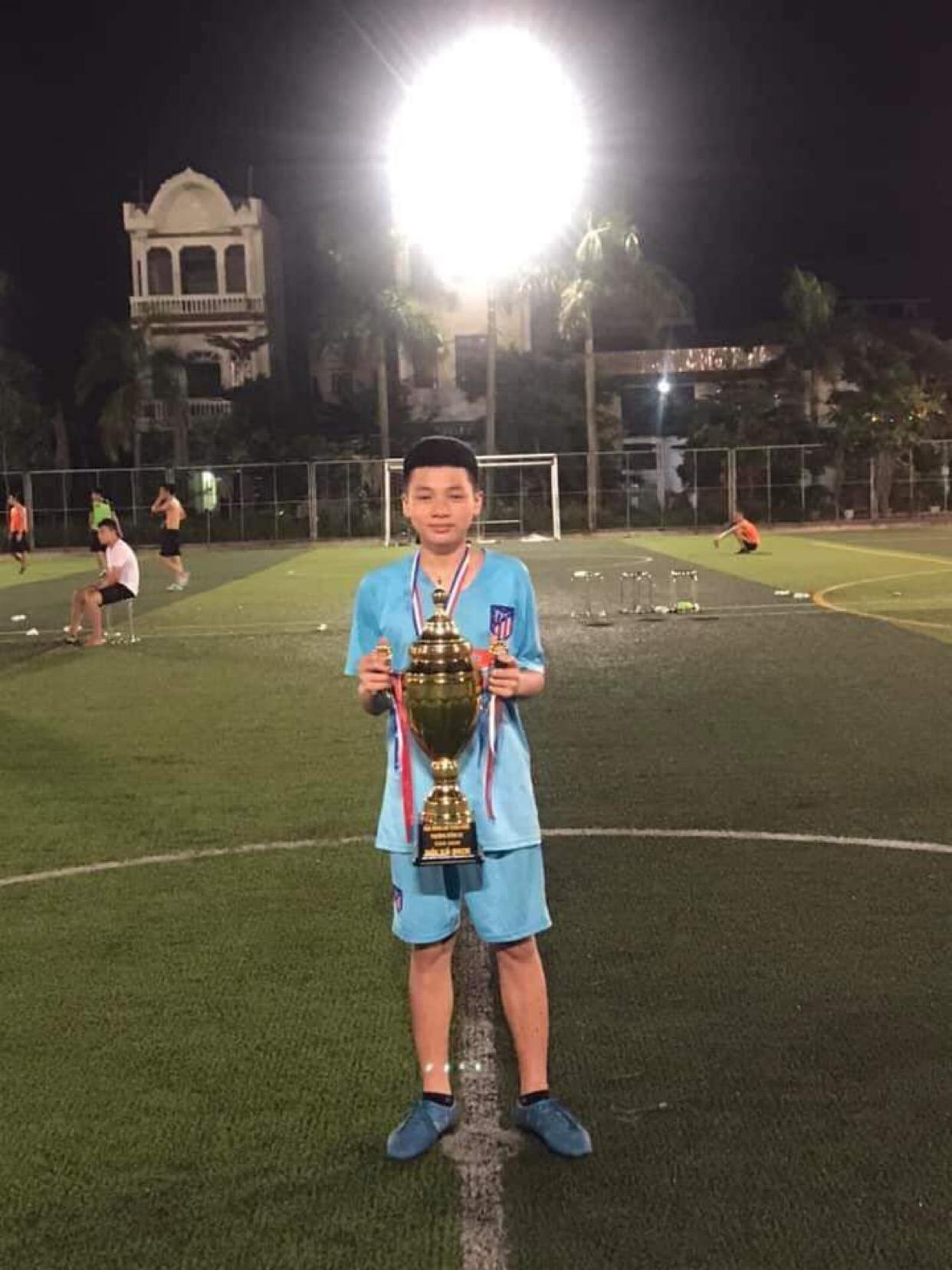 Văn Hải chia sẻ: "Em yêu bóng đá từ khi lên 9 tuổi, nhưng thời gian đó em chỉ đá bóng với mục đích giải trí là chính do em cần tập trung vào việc học." Văn Hải chia sẻ: "Em yêu bóng đá từ khi lên 9 tuổi, nhưng thời gian đó em chỉ đá bóng với mục đích giải trí là chính do em cần tập trung vào việc học."